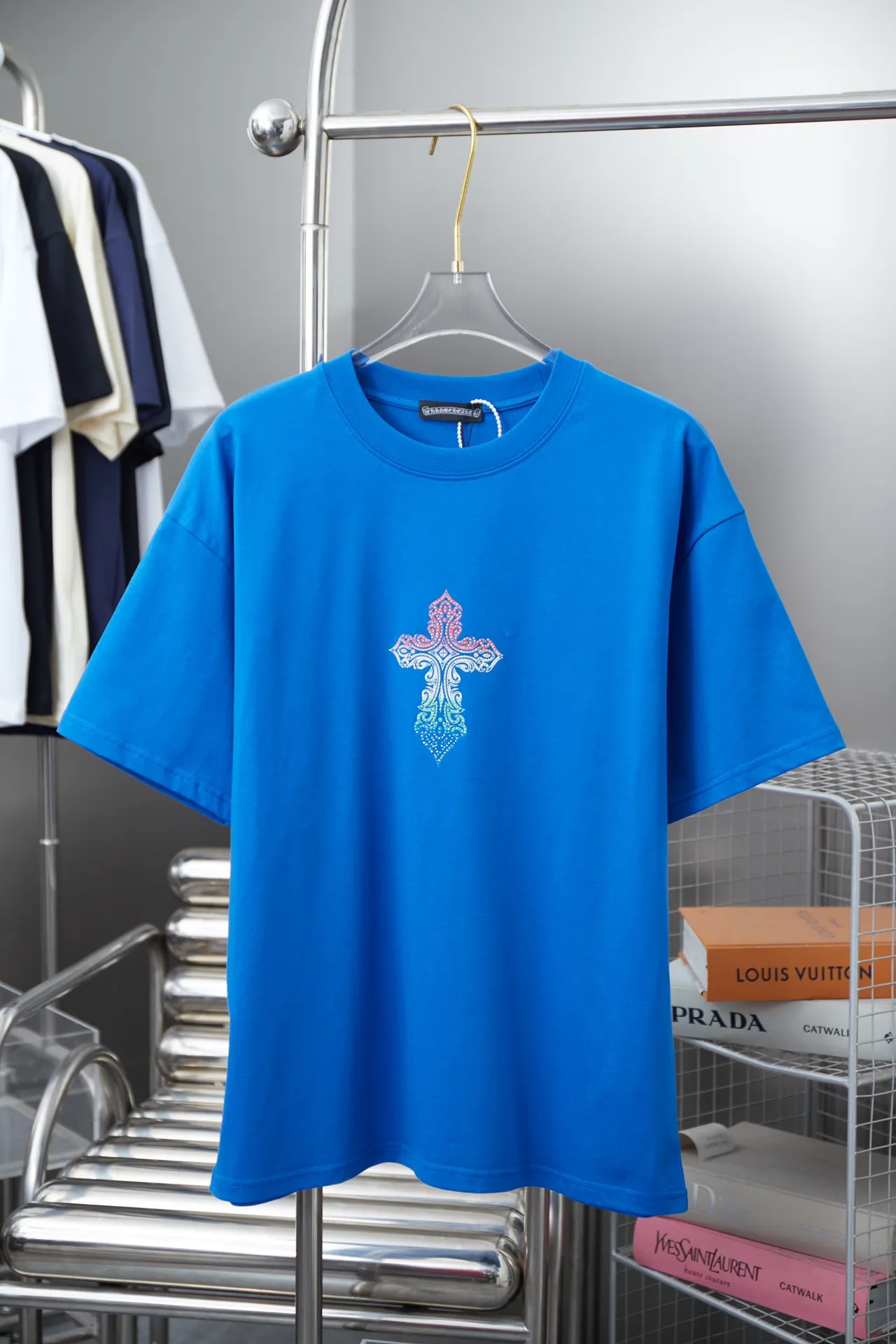 🅿️210 Ch*ome Hearte CH 25SS early spring new model, silicone printed hot diamond short sleeves, light luxury, essential item for daily commuting for men and women, correct version, welcome to compare, detailed features · 320g 100% pure cotton double yarn jersey fabric · Custom dyed in the same vat, special thickened 32 count double strand 1X1 thread · Digital direct printing cross✝️➕Imported Australian matte pearlescent diamonds➕Three-dimensional silicone heart pattern · Double-needle stitching across seams · Original main mark washed tag brand moisture-proof paper packaging Color: Black/White/Blue/Rose Size: S/M/L/XL